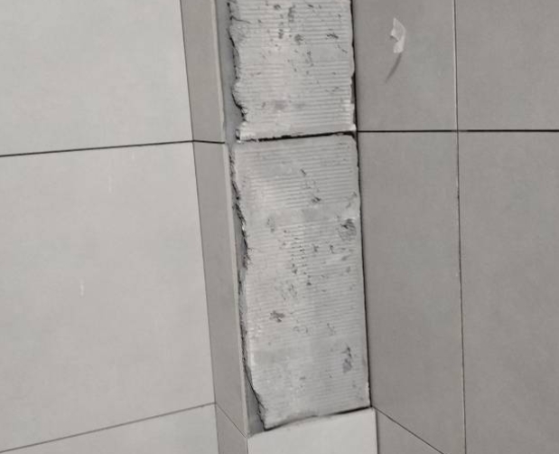 谢通门瓷砖空鼓维修公司分享下瓷砖施工前基层浇水润湿程度不足，可能导致以下问题