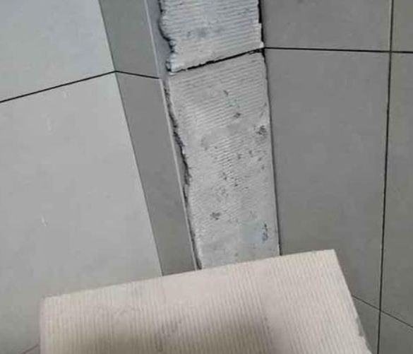 谢通门瓷砖空鼓维修公司分享下厨房瓷砖脱落的补救措施。